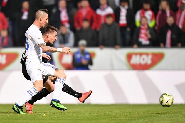 Slávista Lukáš Masopust (v černém) střílí přes bránícího Jiřího Fleišmana z Baníku druhý gól pražského celku ve finále MOL Cupu.