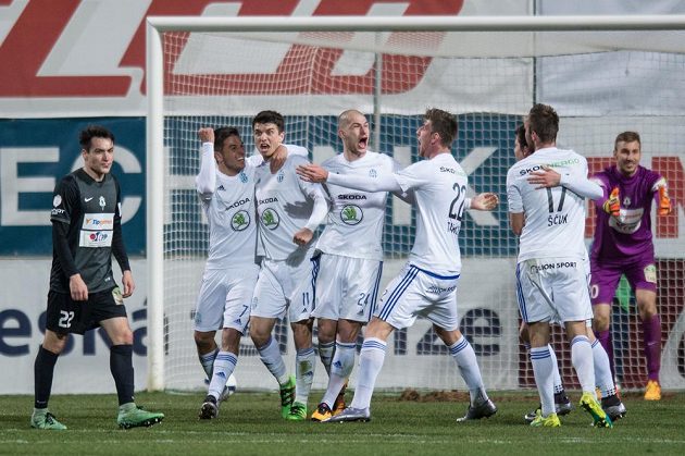 Fotbalisté Mladé Boleslavi oslavují vítězný gól Ondřeje Kúdely (třetí zleva)v duelu s Jabloncem.