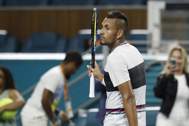 Po vítězství bývá australský tenista Nick Kyrgios často ledově chladný, během utkání se ovšem často rozparádí.