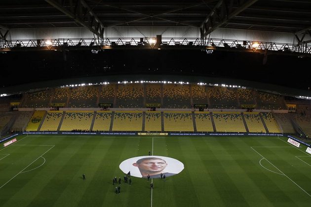 Podobizna Emiliana Saly nechyběla ve středu v Nantes ani ve středovém kruhu. Klub tak vzdal hold svému bývalému hráči, který zmizel při letu do nového působiště v Cardiffu.