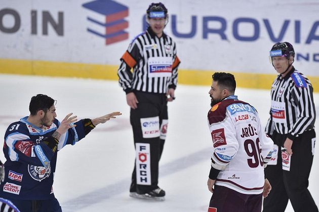 A jde se na to. Dominik Lakatoš (vlevo) z Liberce a Richard Jarůšek ze Sparty se chystají na bitku ve druhém utkání předkola play off.