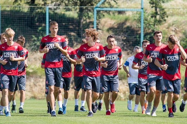 Reprezentační devatenáctka se v Tbilisi intenzivně chystá na zahajovací duel se Švédskem.
