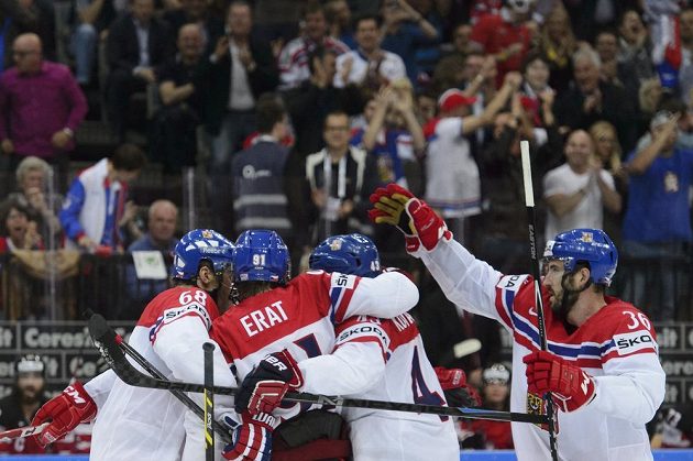 Čeští útočníci (zleva) Jaromír Jágr, Martin Erat, Jan Kovář a obránce Petr Čáslava se radují z gólu proti Kanadě.