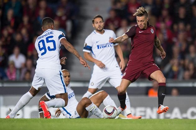 Sparťanský útočník Václav Kadlec střílí vedoucí gól v utkání Evropské ligy proti Interu Milán.