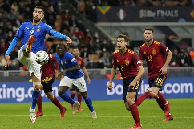 Italský fotbalista Lorenzo Pellegrini se snaží zpracovat míč během úvodního semifinále Ligy národů v Miláně, kde Italové podlehli Španělsku 1:2.