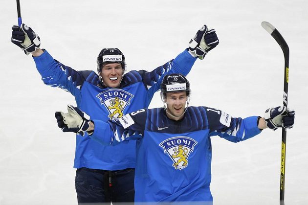 Mikael Ruohomaa (vpravo) a Jere Sallinen se radují z gólu na 2:1 Petteriho Lindbohma (není na snímku).