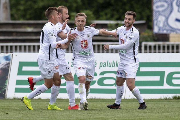 Robert Jukl, Miloš Kopečný, Filip Zorvan a Jiří Kateřiňák (všichni z Hradce Králové) oslavují gól v utkání s Českými Budějovicemi.