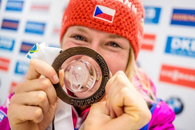 Eva Puskarčíková s bronzovou medailí ze stíhacího závodu v Pokljuce.