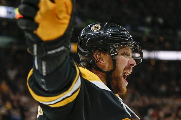Hokejový útočník David Pastrňák opět bodoval v dresu týmu Boston Bruins v NHL.