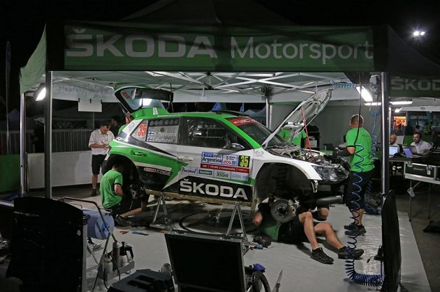 Mechanici týmu Škoda Motorsport při práci během večerního servisu při Argentinské rallye.
