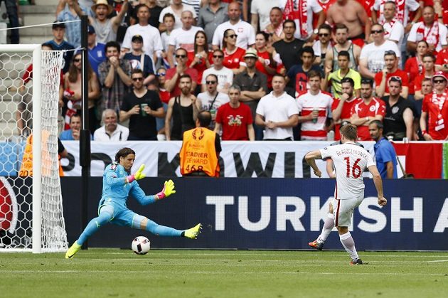 Polák Jakub Blaszczykowski střílí gól švýcarskému brankáři Yannu Sommerovi.