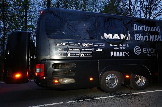 Autobus fotbalistů Dortmundu cestou na úterní večerní zápas čtvrtfinále Ligy mistrů s Monakem poškodily tři exploze. Incident šetří policie, zápas byl odložen na středu. Jeden hráč BVB je v nemocnici.