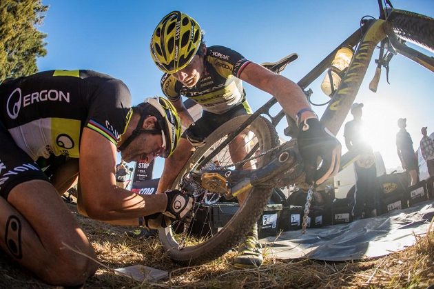 Kristián Hynek (vpravo) a Alban Lakata opravují přetržený řetěz při páteční etapě Cape Epic.