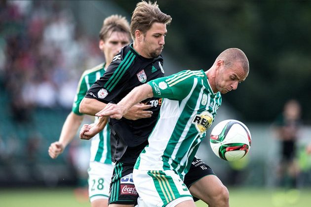 Příbramský útočník Vojtěch Hadaščok (vlevo) a obránce Bohemians Lukáš Pauschek během utkání 5. kola Synot ligy.