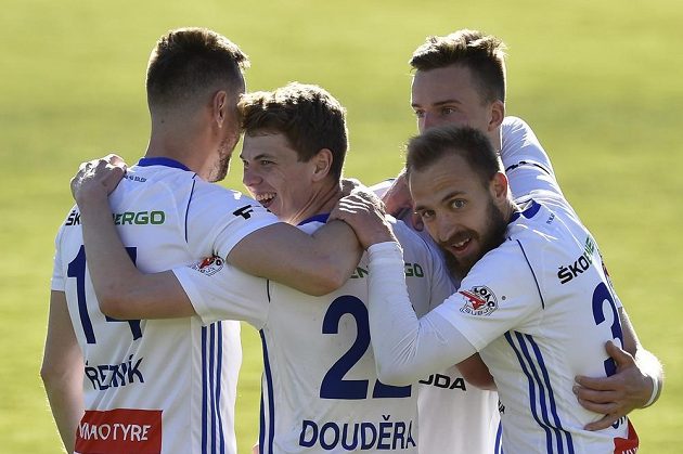 Fotbalisté Mladé Boleslavi se radují z gólu. Zleva Radim Řezník, autor gólu David Douděra, Jiří Skalák a Samuel Dancák.