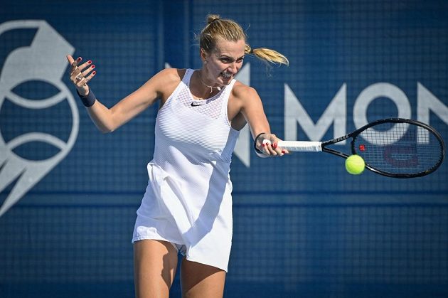 Hvězdná tenistka Petra Kvitová v utkání proti Rebecce Šramkové ze Slovenska na turnaji v Praze.