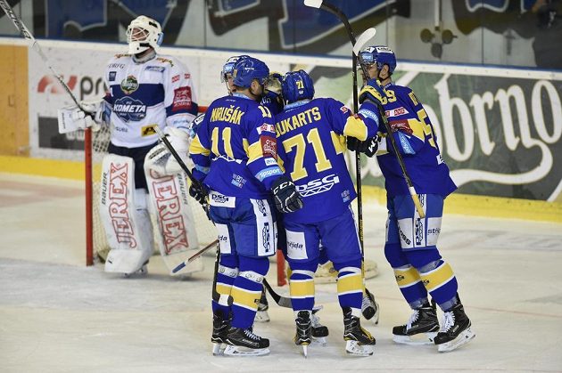 Zlínští hokejisté (zprava) Oldřich Kotvan, Roberts Bukarts a Jiří Marušák se radují z vyrovnávacího gólu proti Kometě. Vlevo je brněnský brankář Marek Čiliak.