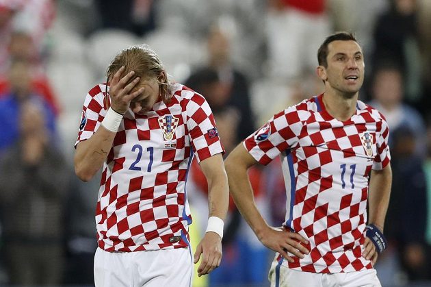 Zklamaní chorvatští fotbalisté Domagoj Vida (vlevo) a Darijo Srna po porážce s Portugalskem.