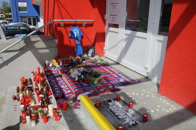 Plzeňští fanoušci spontánně vytvořili pietní místo na stadiónu k uctění památky zesnulého Františka Rajtorala.
