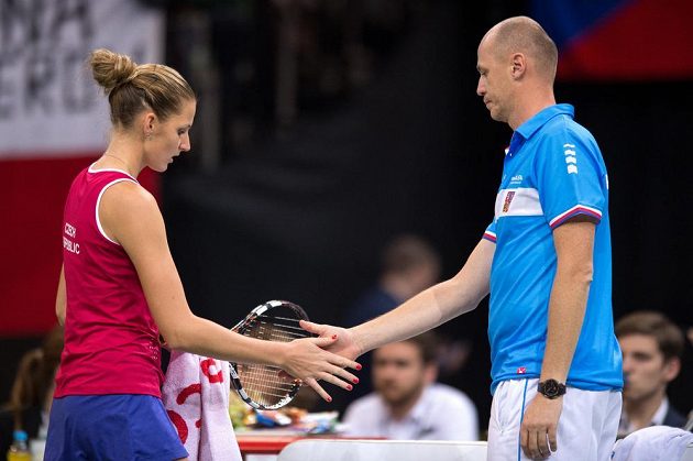 Karolína Plíšková a kapitán Petr Pála během utkání finále Fed Cupu s Marií Šarapovovou.
