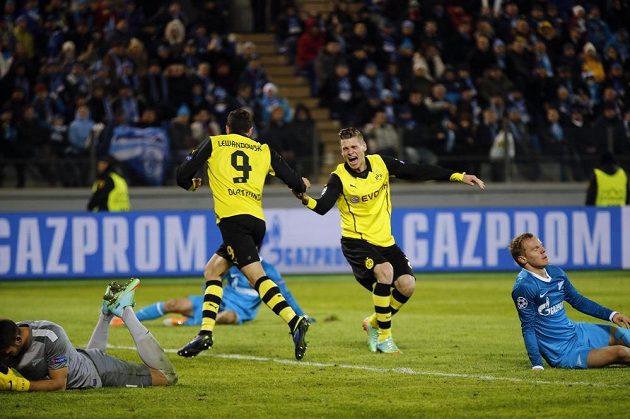 Fotbalisté Dortmundu Lukasz Piszczek (druhý zprava) a Robert Lewandowski (č. 9) se radují z gólu na hřišti Zenitu Petrohrad.