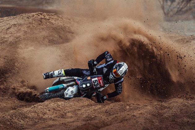 Nepříjemný pád zkomplikoval seznamovací trénink českého motocyklového jezdce Libora Podmola na blížící se Rallye Dakar.