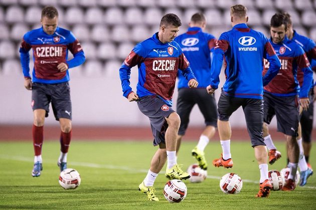 Obránce Lukáš Bartošák (druhý zleva) během úterního tréninku české fotbalové reprezentace před přípravnými zápasy se Srbskem a Polskem.