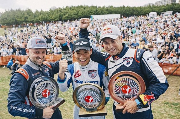 Zleva Petr Kopfstein, Japonec Jošihide Muroja a Martin Šonka při dekorování vítězů v Čibě.