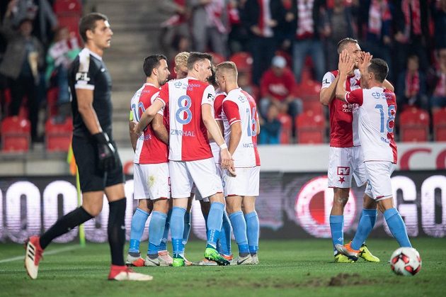 Fotbalisté Slavie Praha oslavují gól na 3:1 během utkání 11. kola Fortuna ligy s Příbramí.