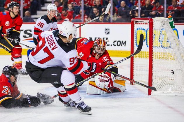 Český gólman Calgary Flames David Rittich (33) inkasuje gól v utkání NHL s New Jersey.