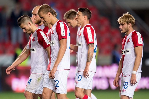 Fotbalisté Slavie (zleva): Radek Voltr, Martin Latka, Tomáš Souček, Milan Škoda, Jiří Bílek a Josef Bazal po utkání s Mladou Boleslaví.