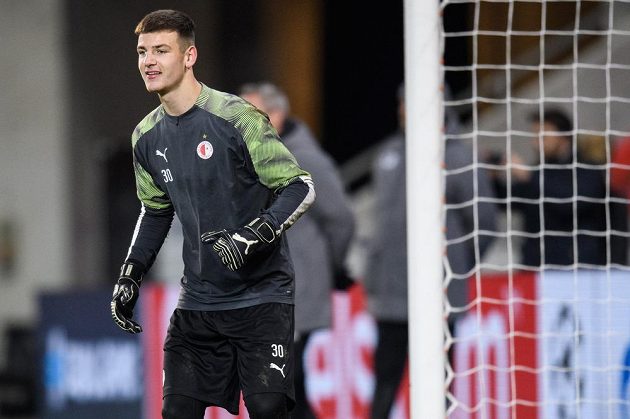 Brankář Slavie Praha Jan Sirotník během tréninku před utkáním Ligy mistrů s Interem Milán.