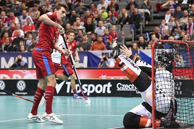 Zleva český reprezentant Marek Beneš a dánský brankář Mike Trolle ve čtvrtfinále MS.