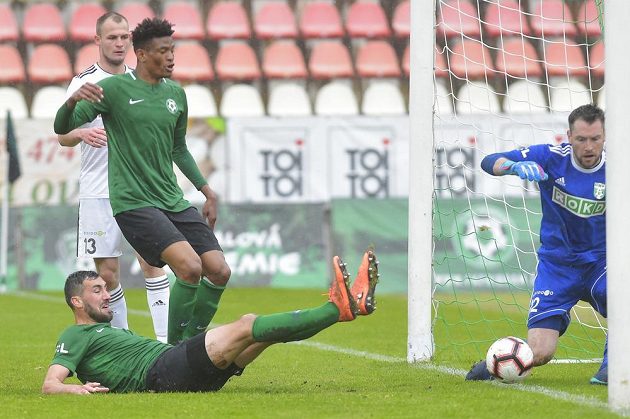Karel Soldát z Příbrami (na zemi) dává vítězný gól Středočechů v utkání s Karvinou, zleva jsou dále Ján Krivák z Karviné, Oliver Juan Kingue Simon z Příbrami a brankář Karviné Martin Berkovec.