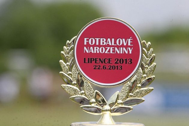 Trofej pro vítěze fotbalového turnaje v Lipencích.