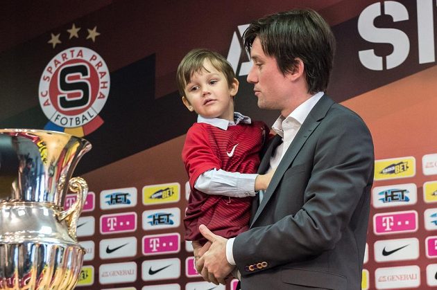 Tomáš Rosický se synem Tomášem během tiskové konference na Spartě, kde oznámil konec hráčské kariéry.