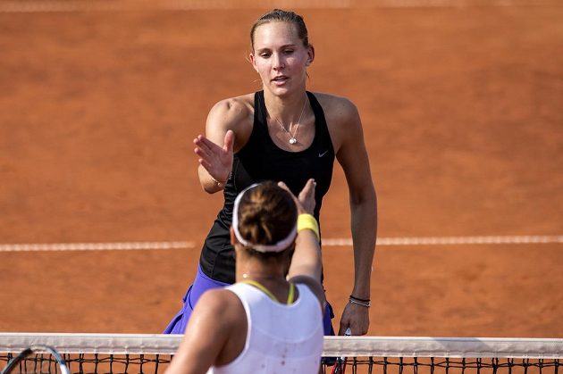 Dobojováno. Tenistka Nicole Vaidišová (vzadu) podává ruku Bulharce Kostovové po vítězství v prvním kole turnaje v Praze.