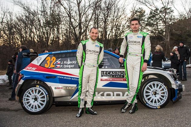 Cesta za titulem začíná. Jan Kopecký (vpravo) a navigátor Pavel Dresler před startem na Rallye Monte Carlo 2018 se Škodou Fabia R5 v národních barvách.