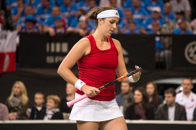 Ruská tenistka Anastasia Pavljučenkovová si rovná struny během úvodního duelu finále Fed Cupu proti Petře Kvitové.