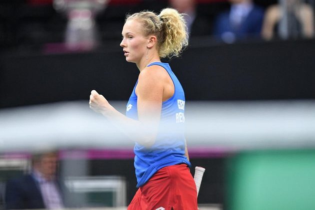 Kateřina Siniaková v zápase proti Alison Riskeové z amerického týmu ve finále Fed Cupu v Praze.