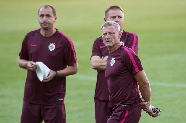 Trenér Sparty Zdeněk Ščasný a jeho asistenti Zdeněk Svoboda (vlevo) a Stanislav Hejkal (vzadu) během tréninku před utkáním play off Evropské ligy se Sönderjyske.