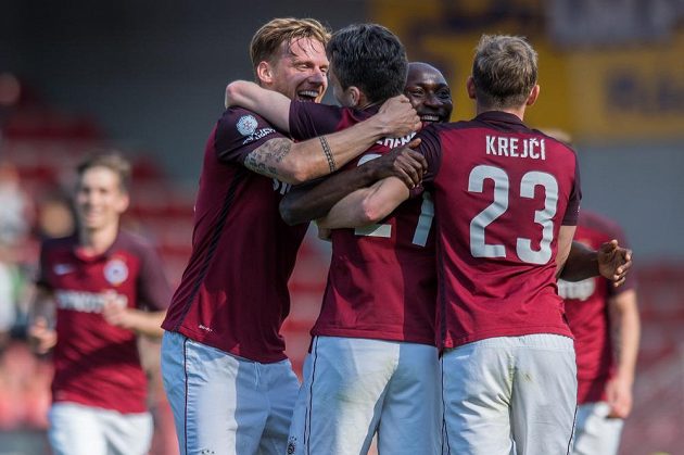Fotbalisté Sparty Praha (zleva): Radoslav Kováč, David Lafata, Kehinde Fatai a Ladislav Krejčí oslavují pátý gól proti Jihlavě.