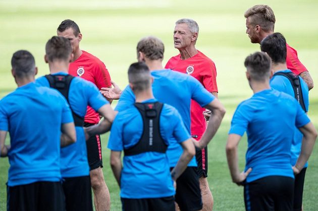 Zdeněk Ščasný (uprostřed) během tréninku před utkáním 2. předkola Evropské ligy, mezi Spartou Praha a Spartakem Subotica.