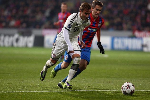Plzeňský Tomáš Hořava (vpravo) a Mario Götze z Bayernu v utkání Ligy mistrů ve Štruncových sadech.
