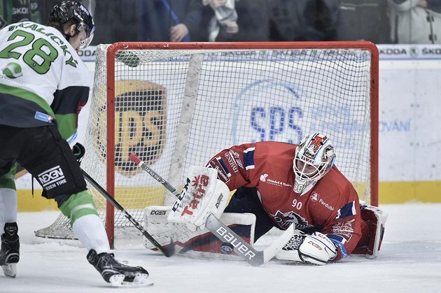 Brankář Pardubic Ondřej Kacetl a Pavol Skalický z Boleslavi.