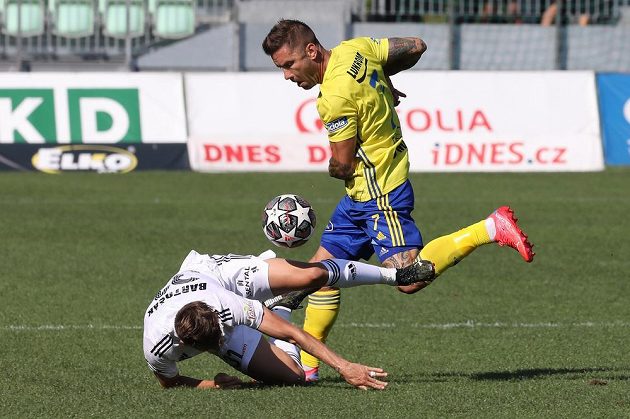 Utkání 4. kola první fotbalové ligy: MFK Karviná - FC Fastav Zlín, 14. srpna 2021 v Karviné. Zleva Lukáš Bartošák z Karviné a Martin Fillo ze Zlína.