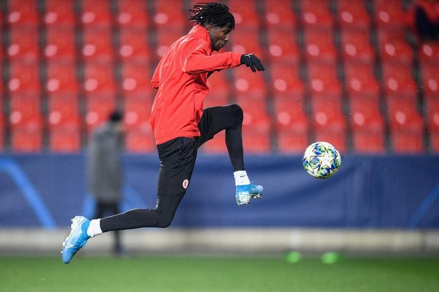 Peter Olayinka ze Slavie Praha během tréninku před utkáním Ligy mistrů s Interem Milán.