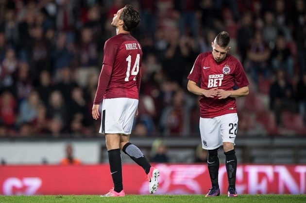 Fotbalisté Sparty Praha Václav Kadlec (vlevo) a Srdjan Plavšič po neproměněné šanci během utkání s Karvinou.