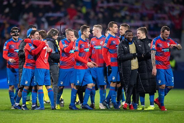 Je to tam! Plzeňští fotbalisté si užívají vítězství v Lize mistrů nad AS Řím.