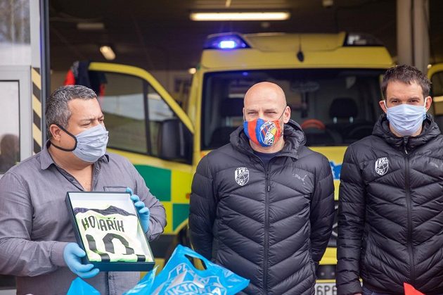 Trenér fotbalové Plzně Adrian Guľa s asistenem Markem Bakošem během poděkování Viktorie plzeňským záchranářům.